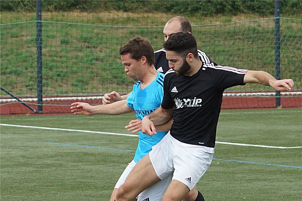 FC TuRa Bergkamen holt sich aus Lünen einen Außenspieler mit Tordrang Arash Brelian (vorne) trägt in der neuen Spielzeit das Trikot des FC TuRa Bergkamen.