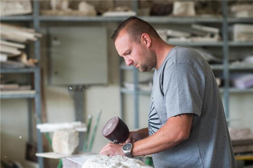 Wie werde ich Steinmetz/in? Arbeit an einem Werkstück: Steinmetze wie Michael Müller müssen präzise arbeiten und ein gutes räumliches Vorstellungsvermögen besitzen. Foto: Klaus-Dietmar Gabbert