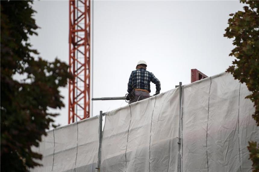 Arbeit auf einer Baustelle. Foto: Arno Burgi/dpa-Zentralbild/Illustration