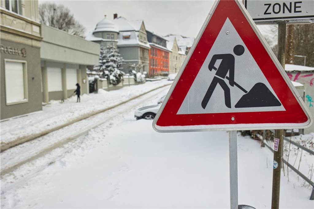 Schnee-Chaos: Für die einen Winter-Wunderland, für die anderen Mühsal Arbeit für alle: Die Gehwege vom Schnee zu befreien, war am Wochenende Sysiphus-Arbeit. Ab Montagnachmittag ging es dann besser.