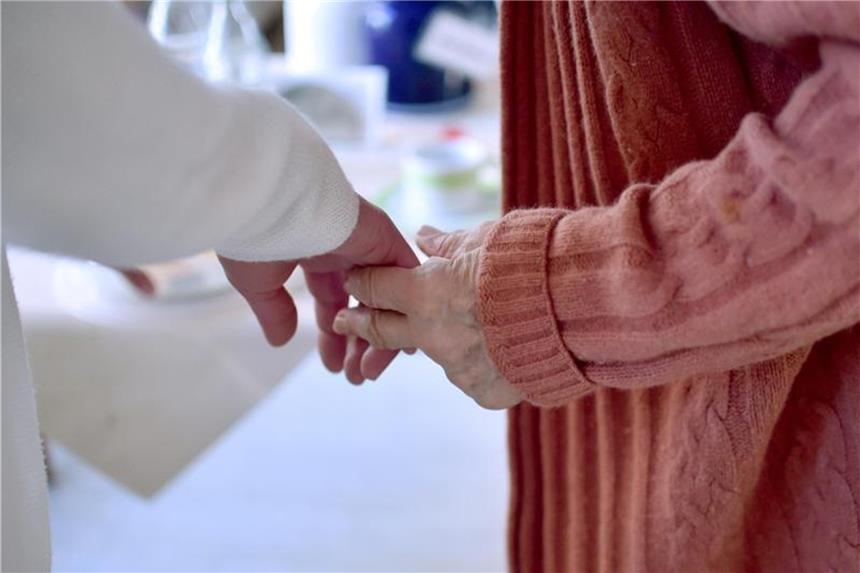 Investoren stecken Milliarden in deutsche Gesundheitsfirmen Arbeit im Pflegeheim: Pflegeheimbetreiber sind oft Ziel von Beteiligungsfirmen. Foto: Britta Pedersen