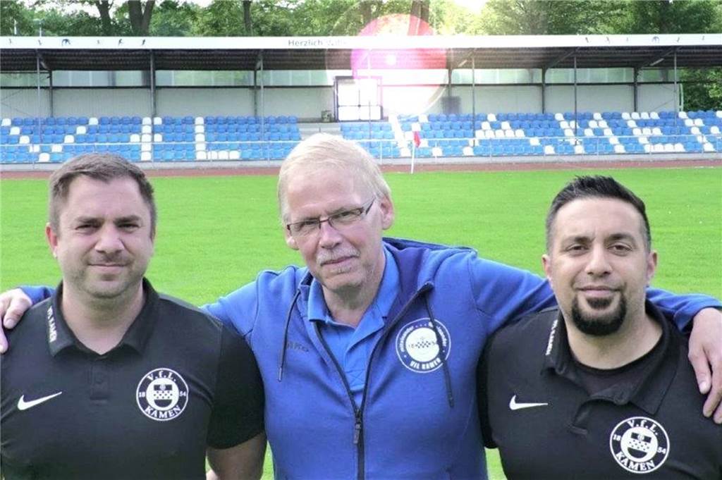 VfL Kamen feiert die „perfekte Hinrunde“ - wie geht es nun weiter? Arbeiten auch die nächsten zwei Jahre zusammen für den VfL Kamen: (v.l.) Sebastian Laub, der Sportliche Leiter Olaf Haeseler und Emre Aktas.