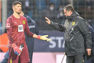 Arbeiten Hand in Hand: BVB-Keeper Gregor Kobel und Torwarttrainer Matthias Kleinsteiber.