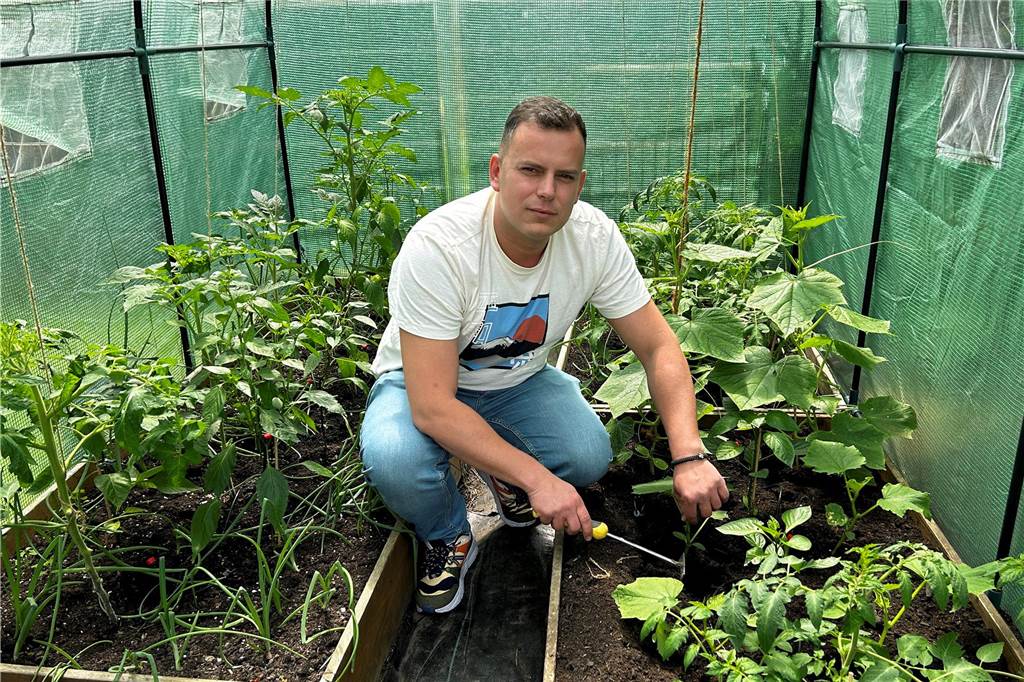 Die schwere Suche nach einem Therapieplatz: Zwei Betroffene berichten Aleksandar Ramanov in seinem Gewächshaus