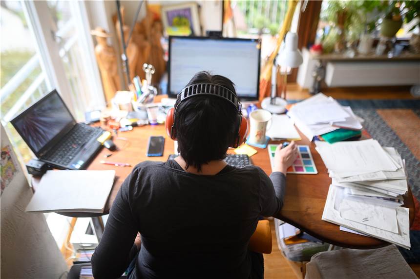 Arbeiten im Homeoffice: Tools, Tipps und Tricks Arbeiten im Homeoffice: Um die Ausbreitung des Coronavirus zu verlangsamen, arbeiten viele Arbeitnehmer von zu Hause aus.