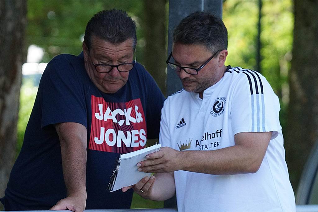Holzwickede-Trainer Benjamin Hartlieb (r.) spricht mit Holzwickedes Ressortleiter Sport, Karl Lösbrock.