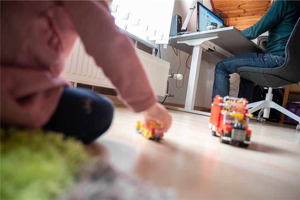 Die drei schrecklichen H: Homeschooling, Homeoffice, Haushalt – Wie schafft man das als Familie? Arbeiten, spielen, kochen: Nicht alles geht gleichzeitig. Daran verzweifeln viele Eltern.
