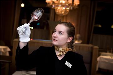 Arbeiten, wenn andere Feierabend haben: Die Arbeitszeiten von Restaurantfachfrauen wie Claudia Topfstedt liegen meist am Abend beziehungsweise am Wochenende. Foto: Alexander Heinl/dpa-tmn