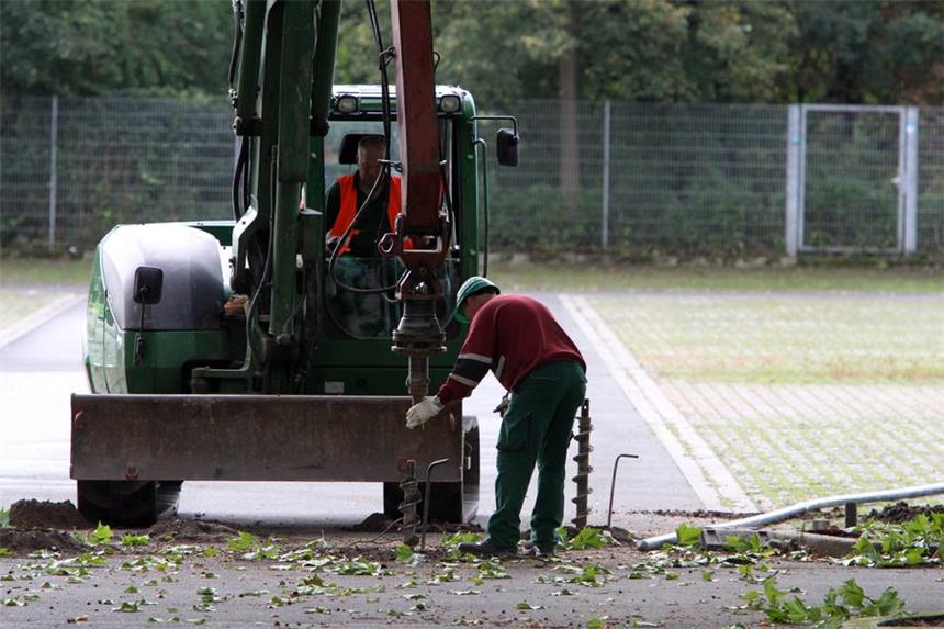 Neue Erstaufnahme am Westfalenpark verzögert sich Arbeiter auf dem Parkplatz F" an der Buschmühle in Dortmund. Hier entsteht eine Dependance der Asylbewerber-Erstaufnahme in Hacheney.