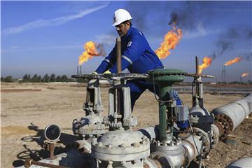 Arbeiter auf einem Ölfeld im Irak. Experten erwarten, dass die Öl-Förderstaaten den Ölhahn wieder etwas weiter aufdrehen werden. Foto: Nabil Al-Jurani/AP