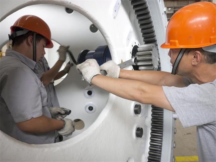 IWF: Eurokrise bremst Wachstum in China Arbeiter bei der Fertigung einer Windkraftanlage in Hebei: Das chinesische Wachstum verliert an Fahrt. Die größte Gefahr für Peking von außen ist die Eurokrise, meint der IWF. Foto: Adrian Bradshaw/Archiv