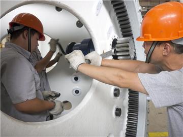 Arbeiter bei der Fertigung einer Windkraftanlage in Hebei: Das chinesische Wachstum verliert an Fahrt. Die größte Gefahr für Peking von außen ist die Eurokrise, meint der IWF. Foto: Adrian Bradshaw/Archiv