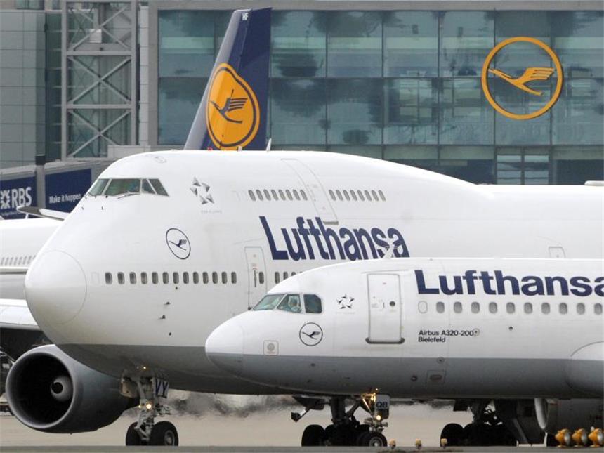 Protest gegen geplanten Verkauf der Lufthansa-Rechenzentren Arbeiter bei Lufthansa sehen wieder Jobs in Gefahr. Foto: Boris Roessler.