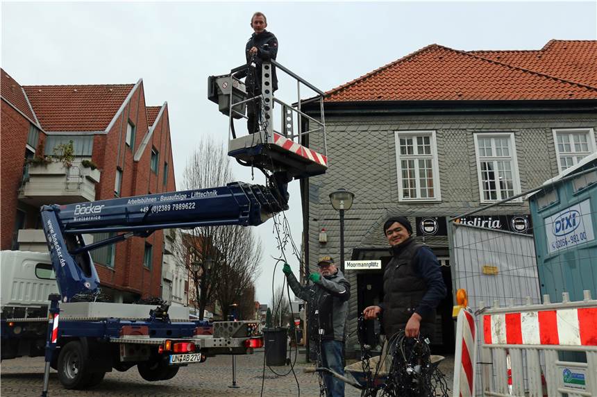 Lichterketten und Co. sind aus der Werner Innenstadt verschwunden Arbeiter demontierten in dieser Woche die Weihnachtsbeleuchtung, hier am Moormannplatz. Foto Buschmann