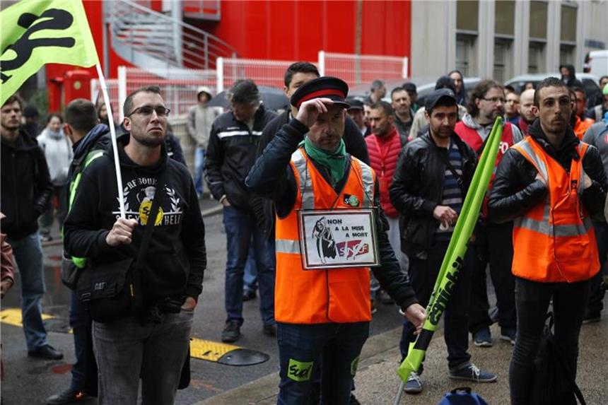 Streik bei Frankreichs Bahn verschärft sich wieder Arbeiter des staatlichen Bahnbetreibers SNCF am Bahnhof Gare du Nord. Der Streik französischer Eisenbahner gegen eine Bahnreform hat nach einer eher schwächeren Phase wieder deutlich angezogen. Foto: Francois Mori