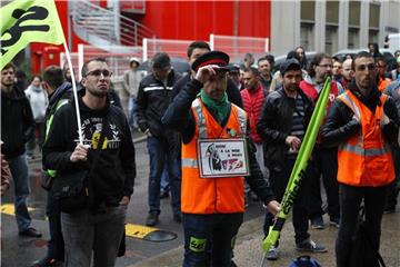 Arbeiter des staatlichen Bahnbetreibers SNCF am Bahnhof Gare du Nord. Der Streik französischer Eisenbahner gegen eine Bahnreform hat nach einer eher schwächeren Phase wieder deutlich angezogen. Foto: Francois Mori