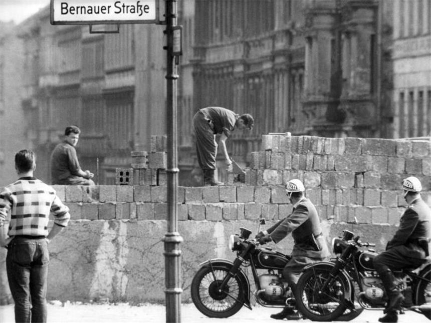 Gedenken an Mauerbau vor 54 Jahren Arbeiter erhöhen die Sektorensperre an der Bernauer Straße in Berlin. Foto: dpa/Archiv