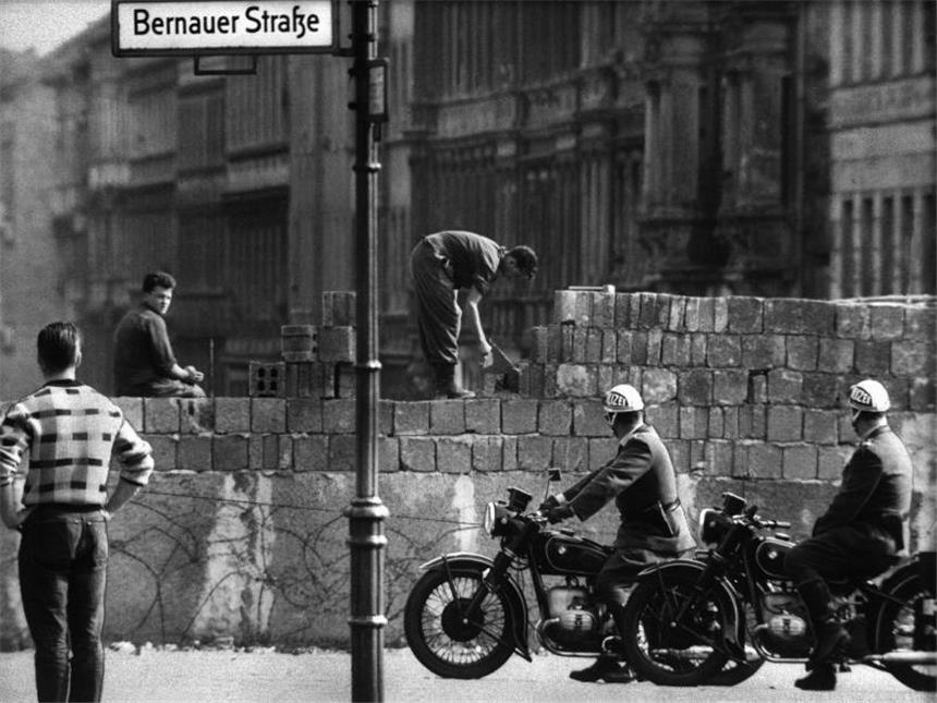 Erinnern und mahnen - Berlin gedenkt der Opfer des Mauerbaus Arbeiter erhöhen die Sektorensperre an der Bernauer Straße in Berlin im August 1961. Foto: dpa/Archiv