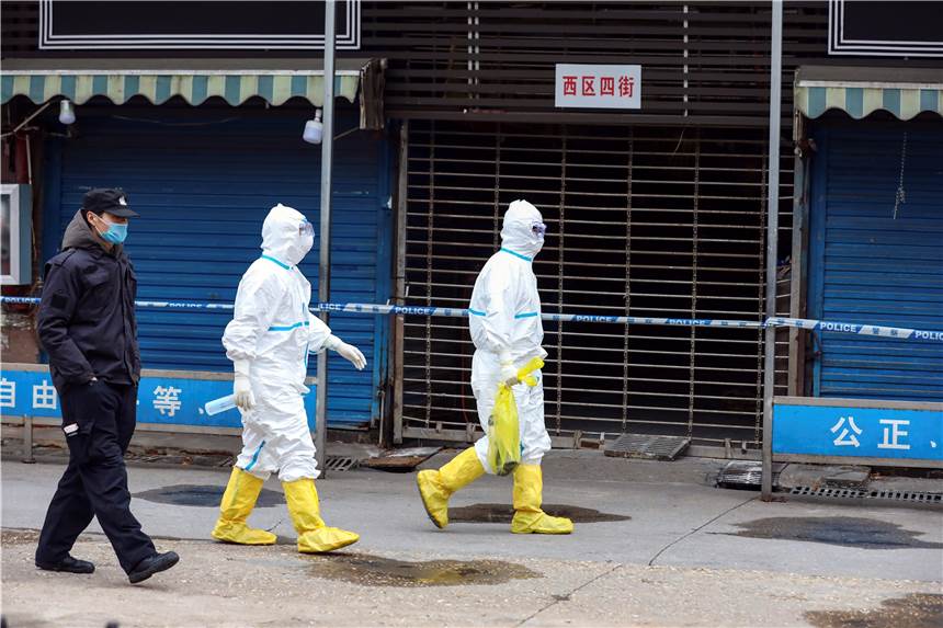 Zwei neue Studien zum Corona-Ursprung legen nahe: Virus stammt vom Wildtiermarkt in Wuhan Arbeiter in Schutzkleidung tragen eine Tasche in der sich ein Riesensalamander befindet, der vom Huanan Seafood Market entkommen sein soll.