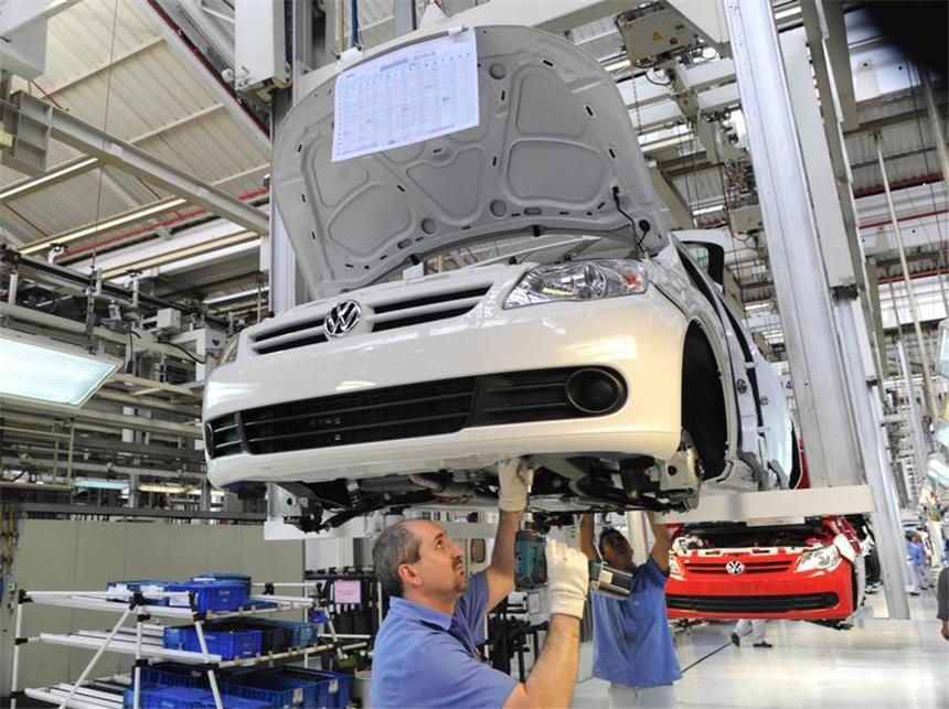VW investiert Milliarden in Brasilien Arbeiter montieren im Volkswagen-Werk Anchieta im brasilianischen Sao Bernardo do Compo einen Volkswagen Gol.