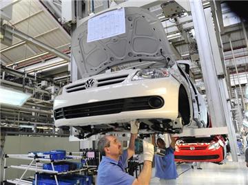 Arbeiter montieren im Volkswagen-Werk Anchieta im brasilianischen Sao Bernardo do Compo einen Volkswagen Gol.