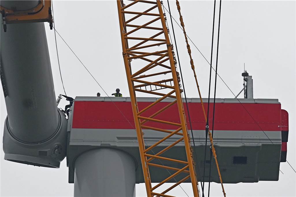 Fortschritte in neuem Windpark: Erstes Windrad mit Spezialkran montiert Arbeiter montierten die Flügel des Windrades in einer Höhe von rund 150 Metern.
