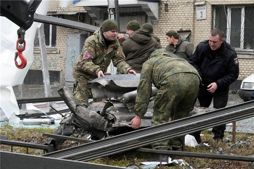 Ukrainisches Innenministerium: Sieben Soldaten getötet Arbeiter räumen die Trümmer einer Rakete auf einen Lastwagen, nach einem russischen Beschuss.