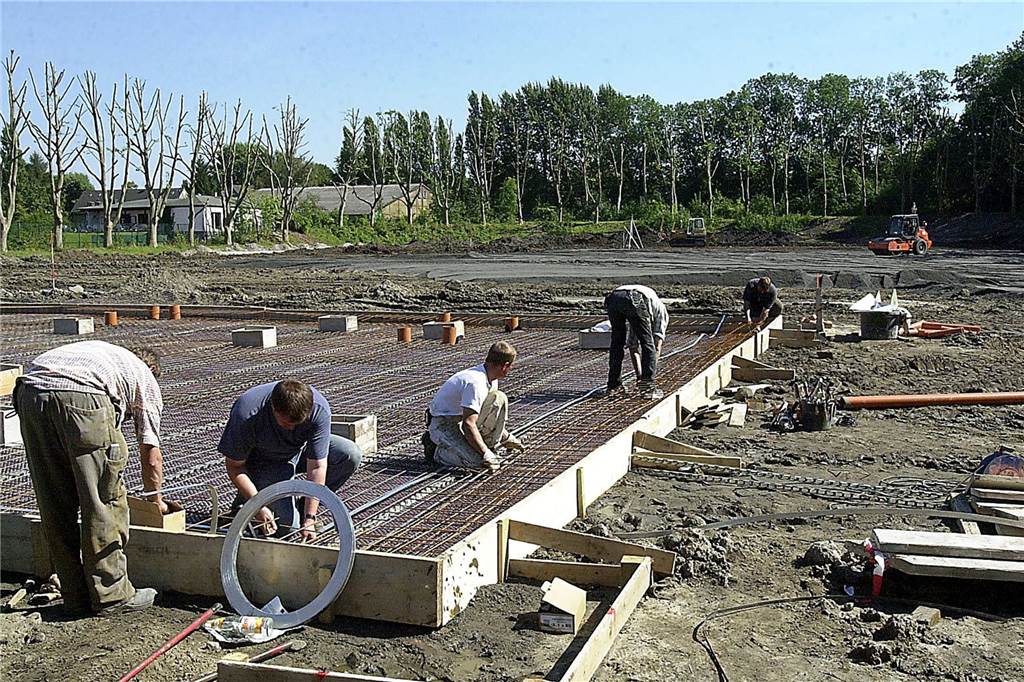 Arbeiter sorgten im September 2004 dafür, den Untergrund für das neue Gebäude in der Erin-Kampfbahn vorzubereiten.