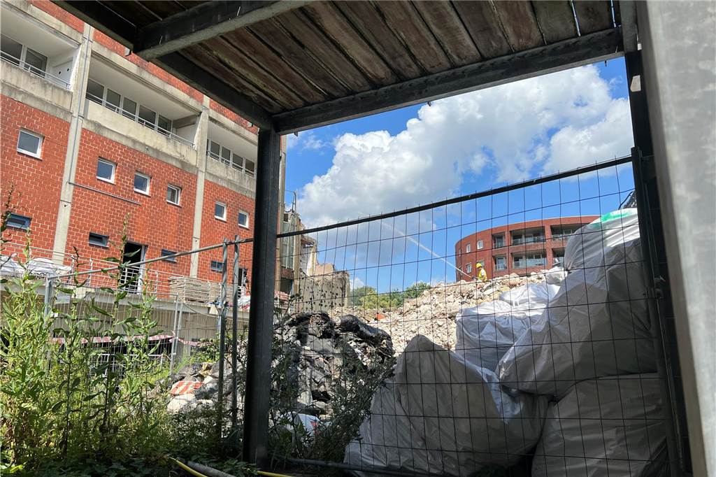 Wulfener Markt: Dagmar Stobbe verrät, wann das Gebäude weg sein soll Arbeiter spritzen Wasser auf die Abbruchstellen, um den Staub einzudämmen.