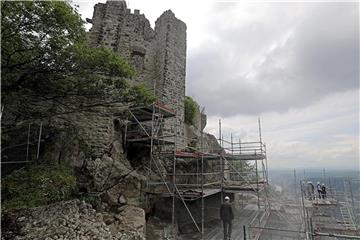 Arbeiter stehen unter der Burg Drachenfels auf einem Gerüst. Foto: Oliver Berg/Archiv