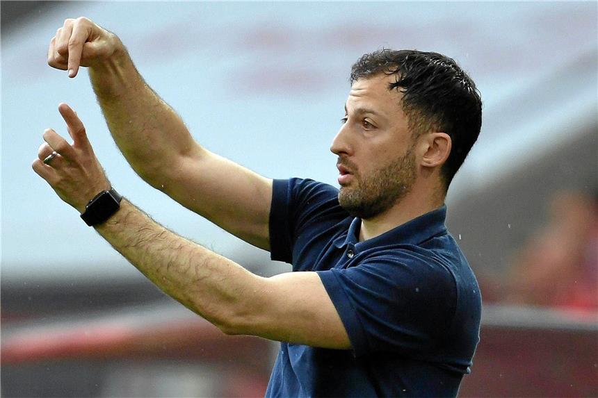 Tedesco vertraut seinem Stab - Möglicher Reese-Verkauf Arbeitet auch nächste Saison mit seinem vertrauten Mitarbeiterstab: Schalke-Trainer Domenico Tedesco.