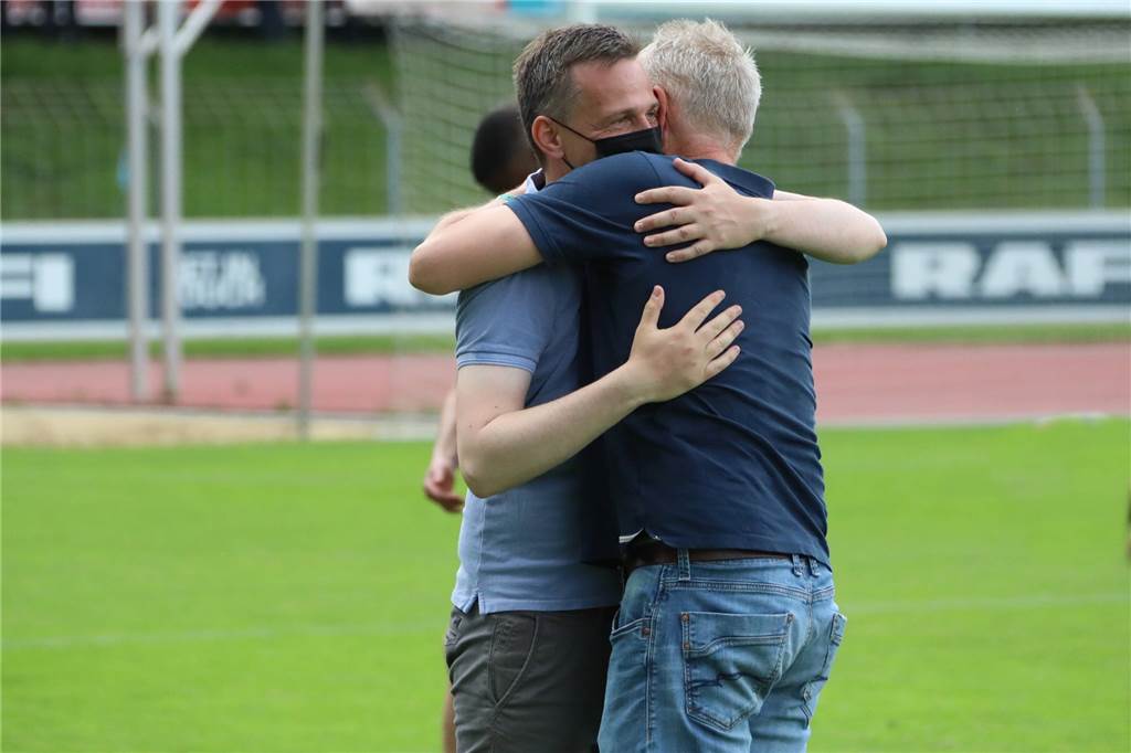 BVB-U23-Trainer Christian Preußer: Heimspiel gegen die alte Liebe Christian Preußer und Christian Streich umarmen sich.