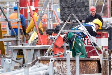 Arbeitgeber und IG BAU unterzeichneten zwar den Schlichterspruch, notwendig ist aber auch die Zustimmung ihrer Gremien. Foto: Alexander Heinl