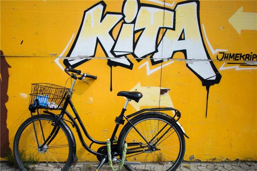 Nebenfolgen von steuerfreien Lohnzusatzleistungen bedenken Arbeitnehmer erhalten als Lohnzusatzleistung unter Umständen einen Kindergartenzuschuss. Foto: Julian Stratenschulte