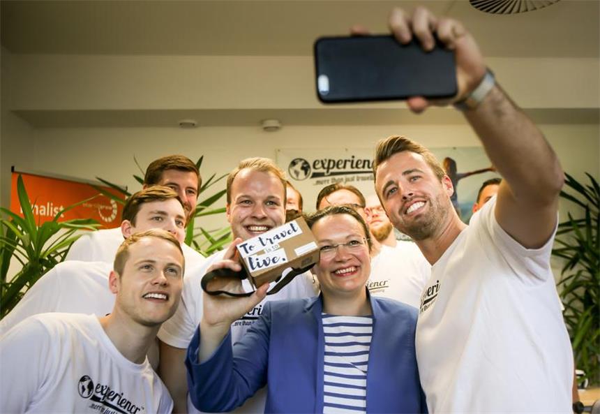 Dortmunder Start-up zeigt Urlaubsziele in 3D Arbeits- und Sozialministerin Andrea Nahles durfte bei den Jungunternehmern von Experienr bereits die VR-Brille testen.