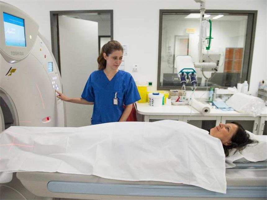Arbeitsalltag für medizinisch-technische Radiologieassistenten: Nina Uhlich untersucht an der Berliner Charité eine Patientin per Computertomograph. Foto: