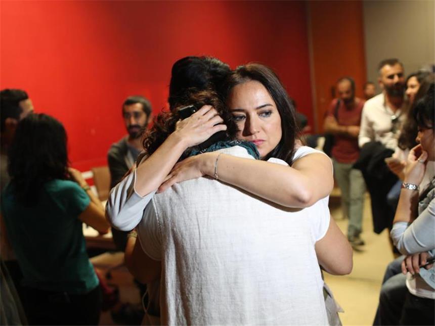 Empörung in Deutschland über U-Haft für Yücel Arbeitslos: Die TV-Moderatorin Banu Guven tröstet eine Kollegin, nachdem die türkische Polizei den Sender IMC geschlossen hat. Foto: Sedat Suna