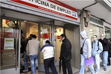 Arbeitslose vor einem Jobcenter in der spanischen Hauptstadt Madrid. Foto: Juanjo Martin/EFE