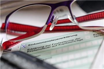 Arbeitslosengeld, Krankengeld oder Elterngeld lösen eine Steuererklärungspflicht aus. Auch eine Rentenerhöhung kann gegebenenfalls zu einer Steuererklärungspflicht führen. Foto: Hans Wiedl