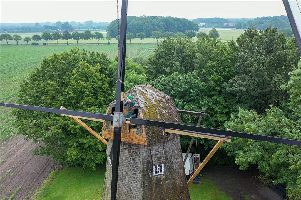 Tonnenschweres Drehkreuz am Haken: Quantwicker Mühle bekommt Flügel Arbeitsplatz mit Aussicht