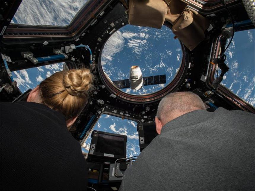 US-Astronauten montieren neue Andockstation an ISS Arbeitsplatz mit Aussicht: Zwei Crew-Mitglieder der ISS bereiten sich auf ihren Einsatz vor. Foto: Nasa