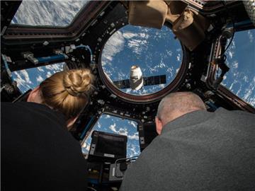 Arbeitsplatz mit Aussicht: Zwei Crew-Mitglieder der ISS bereiten sich auf ihren Einsatz vor. Foto: Nasa