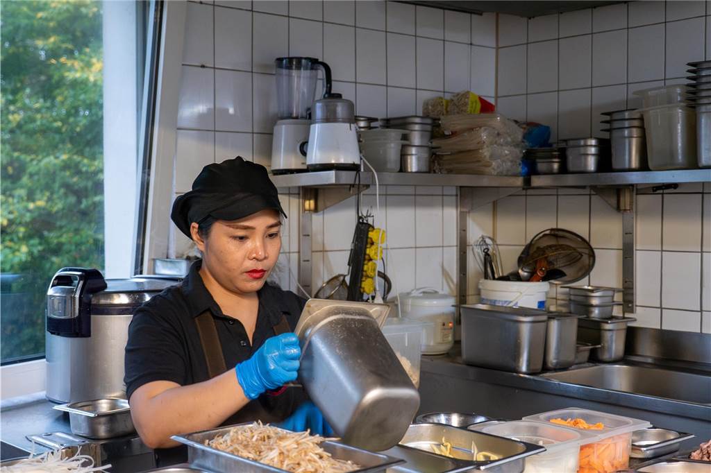 Chefkoch im Revier: Sittipong Suraudon ist Küchenchef im „Baan Sukhothai“ Eine Frau steht im Restaurant Baan Sukhothai in Recklinghausen und bereitet Gemüse vor.