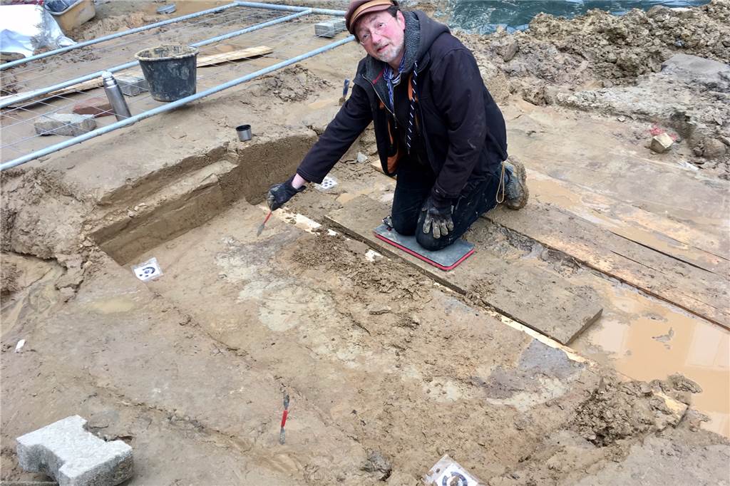 Archäologen entdecken spätantikes Gräberfeld am Grafenhof Archäologe Hanns Neidhardt legt ein weiteres Grab frei. Die dunklen Stellen stammen von Holzresten.