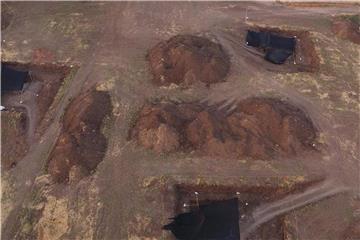 Archäologen arbeiten auf einer prähistorischen Ausgrabungsstätte in Jaljulia. Foto: Yitzhak Marmelstein/Israel Antiquities Authority