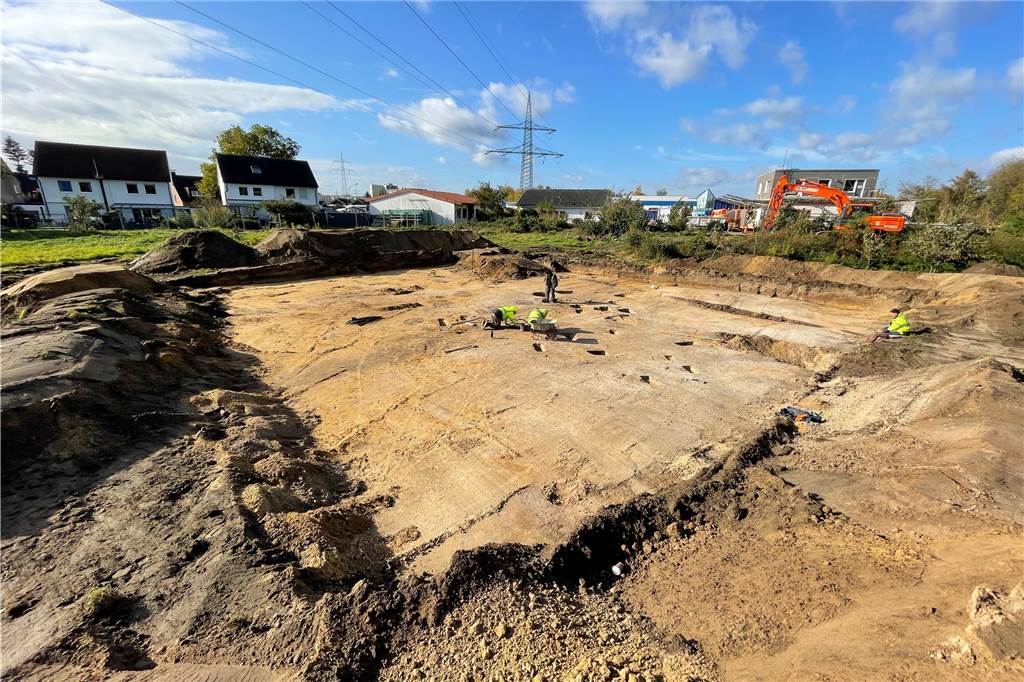 Archäologen finden eisenzeitliche Siedlung an der Emscher im Baugebiet Archäologen bei der Arbeit: Auf der Fläche Am Emscherufer laufen Grabungen, die eine kleine Siedlung untersuchen, die hier vor etwa 2500 Jahre ansässig war.