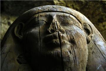 Archäologen haben in Ägypten nahe dem Ort Minja eine Totenstadt entdeckt. Unter den Fundstücken befanden sich mehrere Sarkophage. Foto: Samer Abdallah