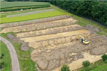 Archäologen untersuchen die Fläche des künftigen Wohnmobilstellplatzes im Olfener Westen. Die Verwaltung will den Bereich Richtung Füchtelner Mühle (oben im Bild) ausweiten, Hier könnte auf Sicht ein neues Hotel gebaut werden.