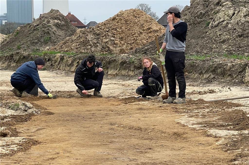 Hobby-Archäologe Georg Laurenz will sein „Jagdrevier“ erweitern Archäologie ist Handarbeit. Hier sichert ein Grabungsteam Spuren auf dem Gebiet, auf dem bald das Wohnquartier Bellingholz-Süd entstehen soll.