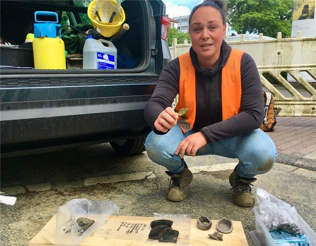 Archäologen entdecken bei Bauarbeiten besonderen Schatz in der Innenstadt Archäologin Dorothea Csitneki zeigt Fundstücke aus der Grabungsstelle am Ostwall.